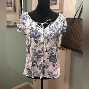 Cupcake and Cashmere. Blue/White Flutter-sleeve top. Size L.
